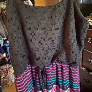 Long dress, with black lace around the chest with a tie (no draw string)